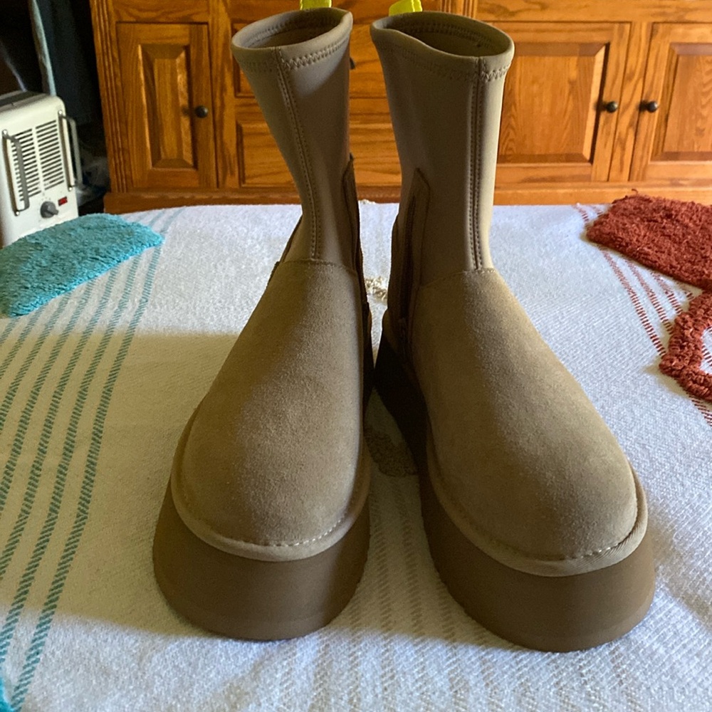 Ugg Australia
Ugg Australia is a luxury lifestyle brand - Picture 2 of 6